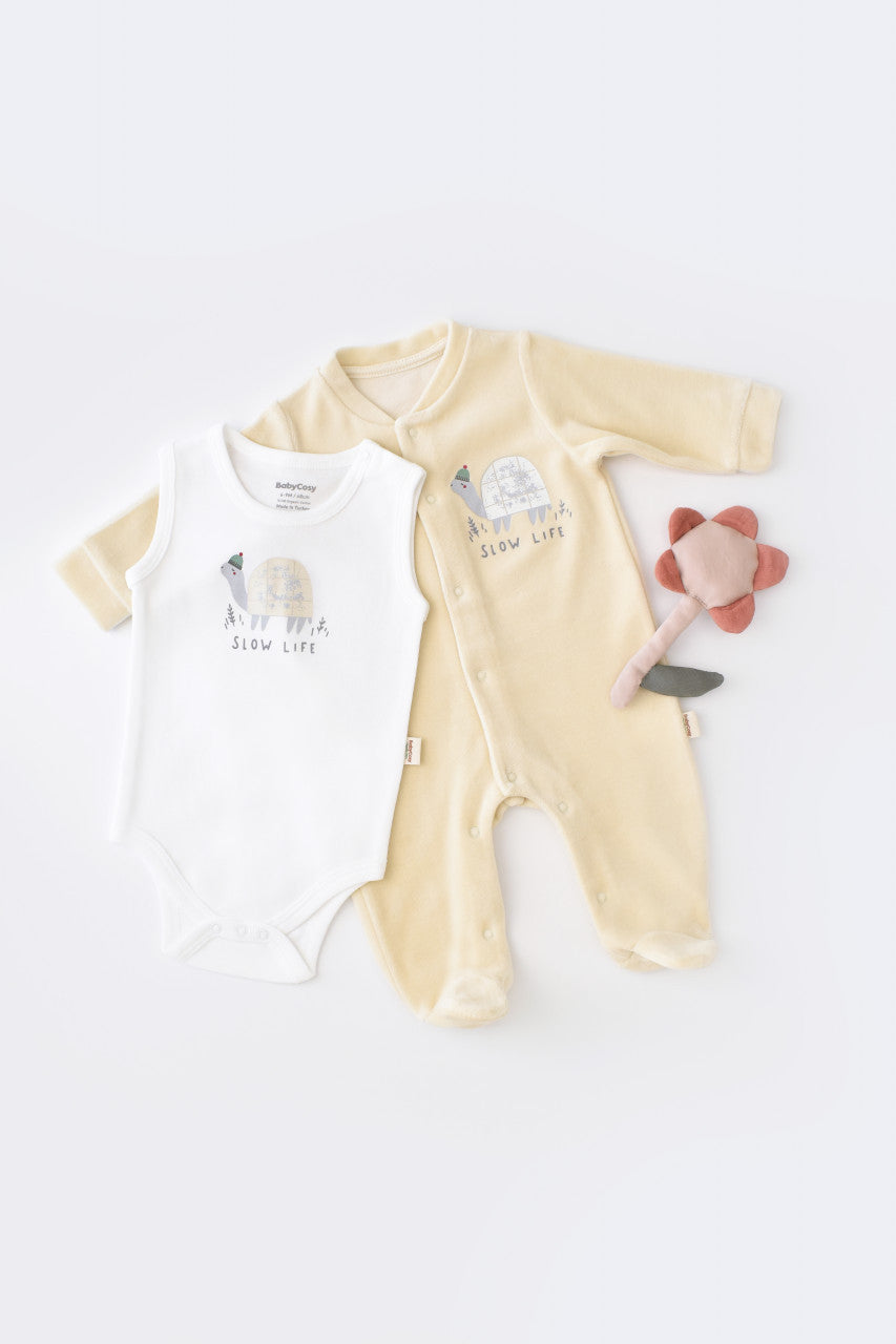Set Broscuta cu salopeta si body din 80%bumbac organic si 20% poliester - Crem, Baby Cosy