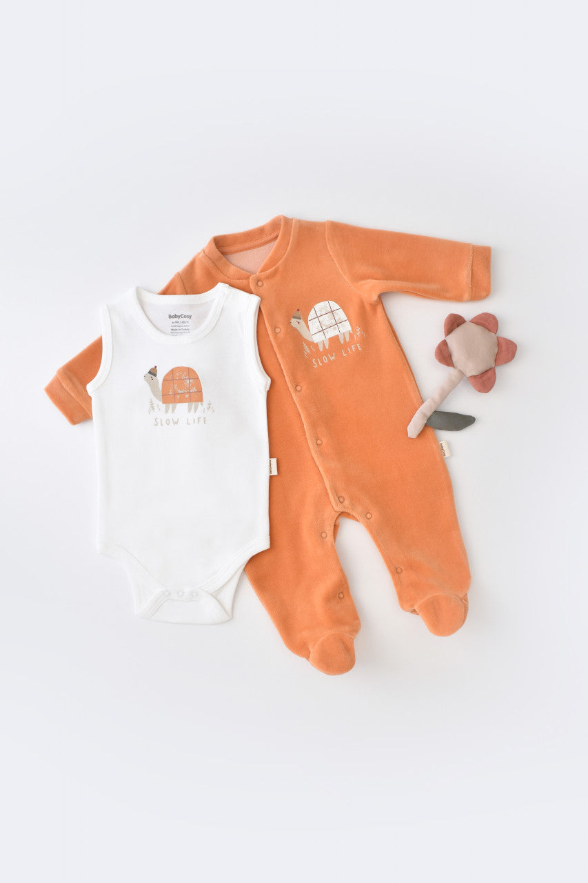 Set Broscuta cu salopeta si body din 80%bumbac organic si 20% poliester - Portocaliu, Baby Cosy