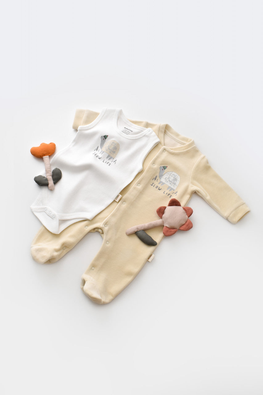 Set Broscuta cu salopeta si body din 80%bumbac organic si 20% poliester - Crem, Baby Cosy