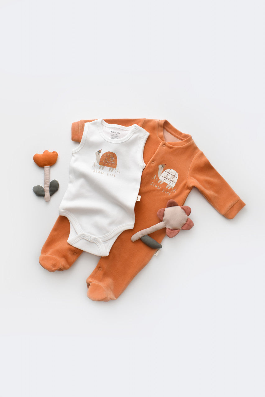 Set Broscuta cu salopeta si body din 80%bumbac organic si 20% poliester - Portocaliu, Baby Cosy