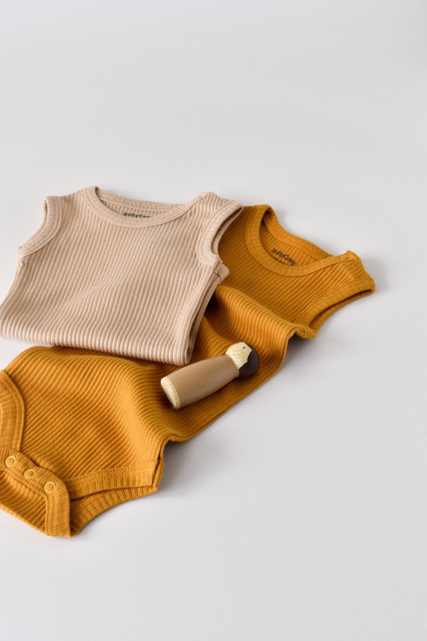 Set de 2 body-uri fara maneci din bumbac organic si modal - Mustar/Somon