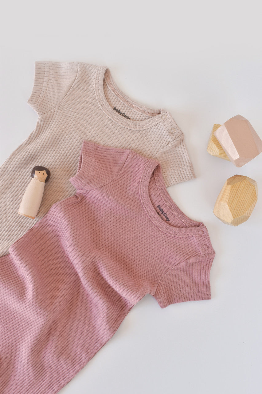 Set de 2 salopetele cu maneca scurta din bumbac organic si modal - Roz/ Blush