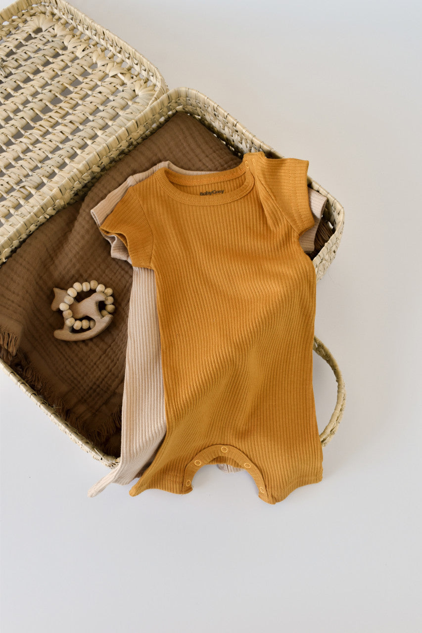 Set de 2 salopetele cu maneca scurta din bumbac organic si modal - Mustar/ Somon
