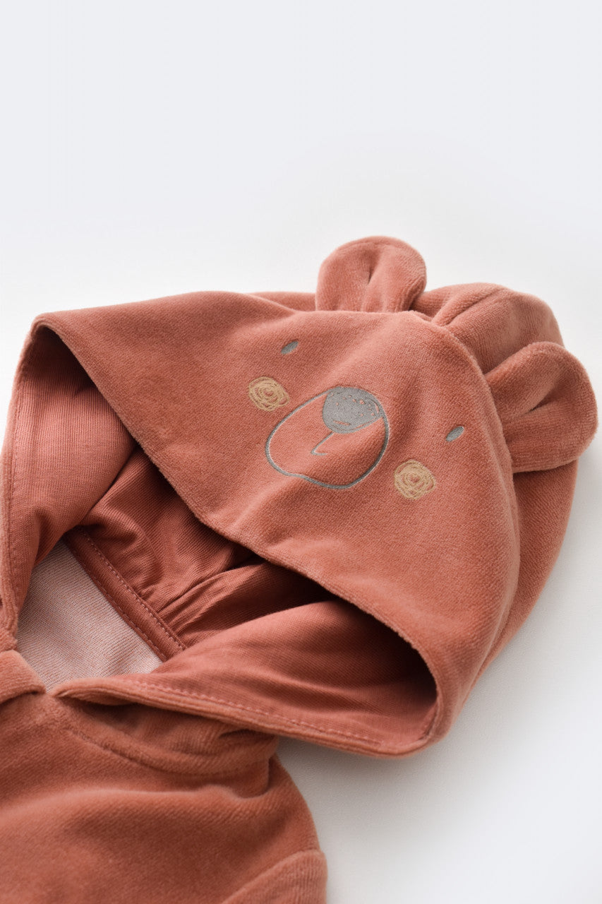 Set Ursulet cu bluzita cu fermoar si gluga si panataloni lungi din 80%bumbac organic si 20% poliester - Caramiziu, Baby Cosy