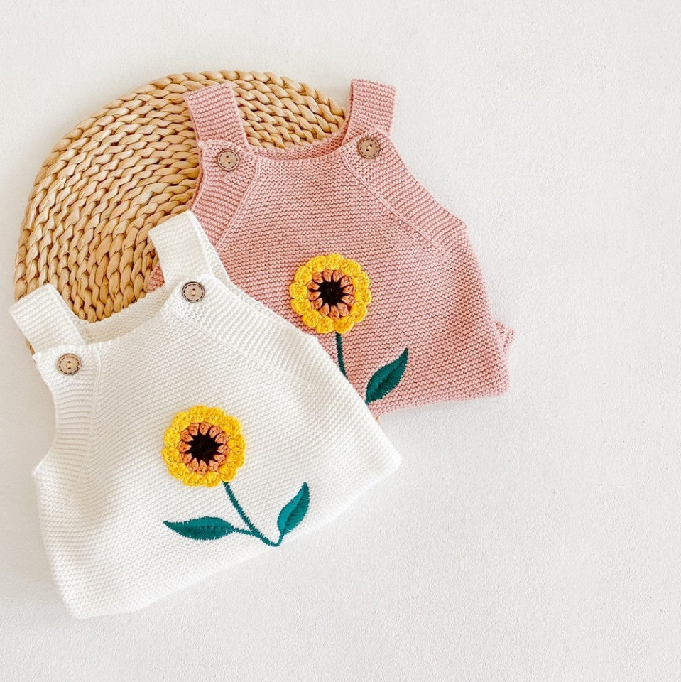 Salopeta tricotata cu floarea soarelui