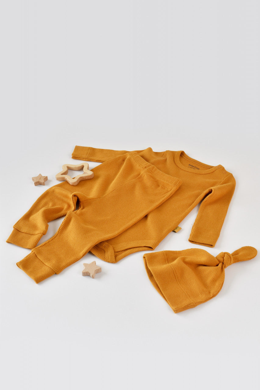 Set 3 piese: body cu maneca lunga, panataloni lungi si caciulita din bumbac organic si modal - Mustar, Baby Cosy