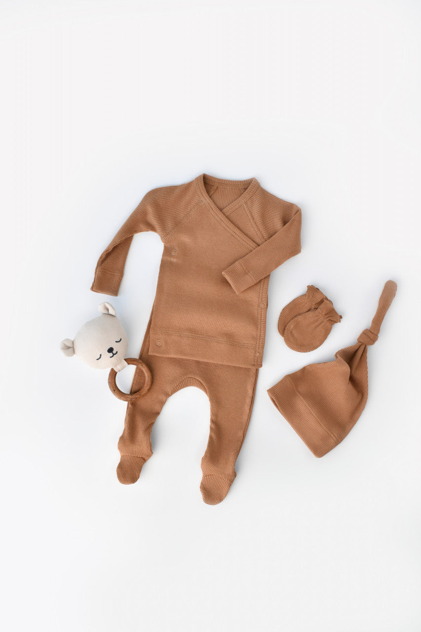 Set 4 piese: bluza, pantaloni, caciulita si manusi din bumbac organic si modal - Maro, Baby Cosy